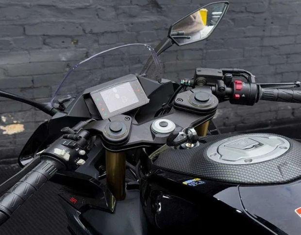 Защитное стекло Pixsel на спидометр мотоцикла CFMOTO 250SR 2022+ 6.9“ (гибридное глянец)