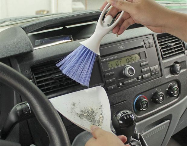 Щетка для чистки воздуховодов в автомобиле