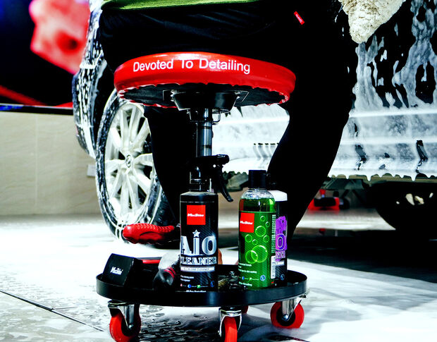 MaxShine Detailing Stool With Tool Tray - Стул на колесах, с полкой под бутылки и аксессуары