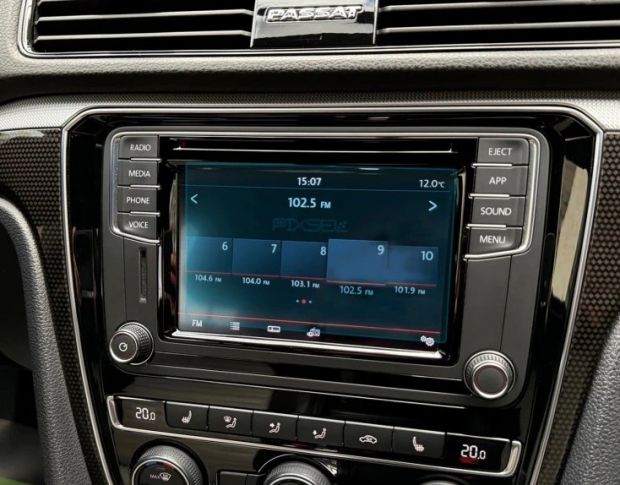 Защитное стекло Pixsel на монитор VOLKSWAGEN PASSAT 6.2“ 2019 - 2022 (гибридное глянец)