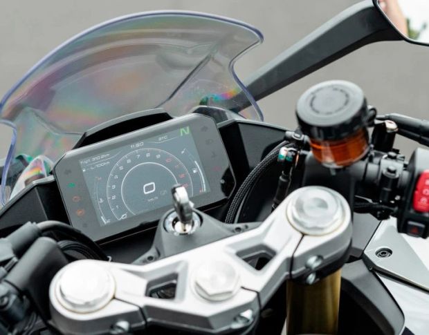 Защитное стекло Pixsel на спидометр мотоцикла CFMOTO 450NK 6.8“ (гибридное глянец)